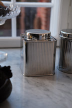 Firkantet stål dåse fra Bungalow, robust og holdbar, velegnet til opbevaring.