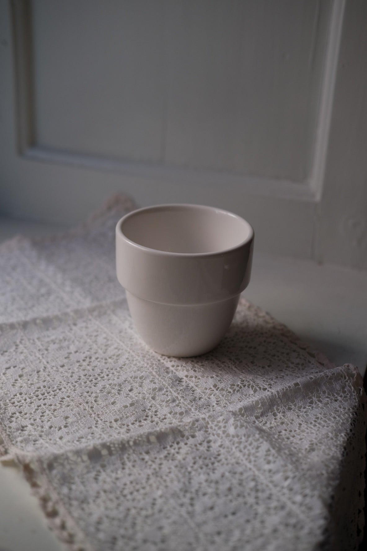 Hvid kop fra ACME Taster serien, mælkehvid med enkel design og rund form, perfekt til kaffe eller te.