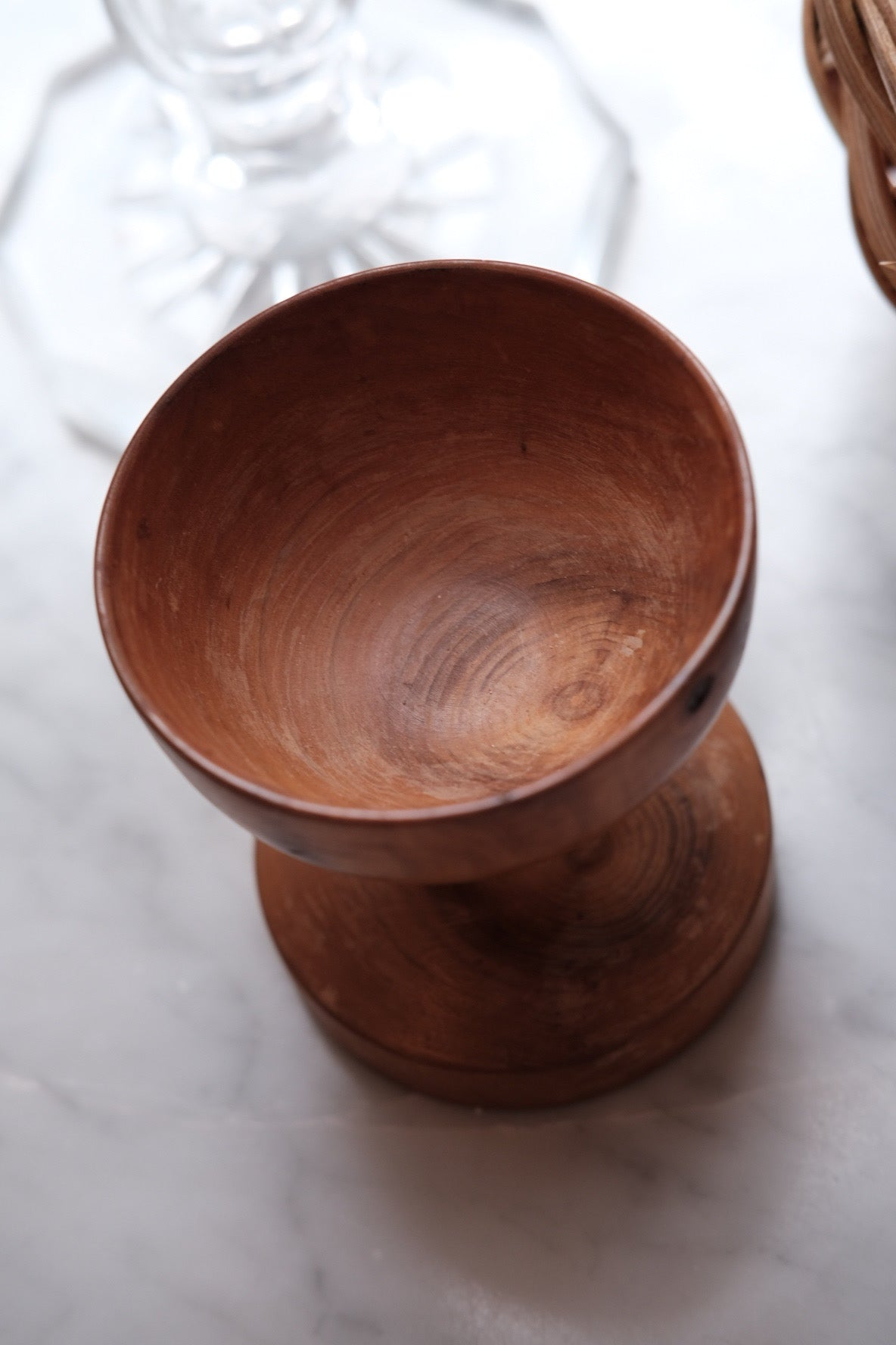 Vintage træ opsats skål fra DORA VINTAGE med rustikt trædesign og rund form, perfekt til servering eller dekoration.