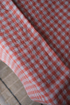 Hørdug i vichy orange ficelle med ternemønster fra Linge Particulier, måler 140 x 250 cm, vist i nærbillede.