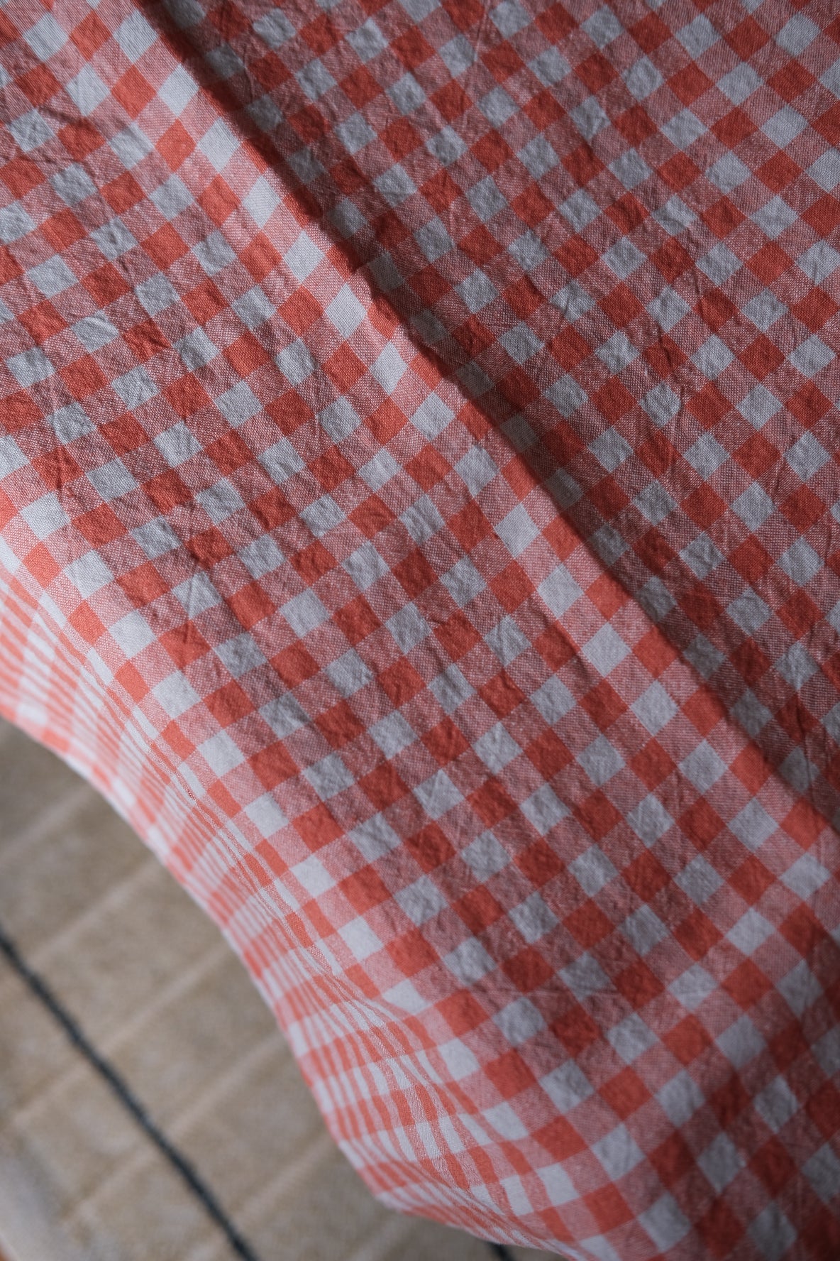 Hørdug i vichy orange ficelle med ternemønster fra Linge Particulier, måler 140 x 250 cm, vist i nærbillede.