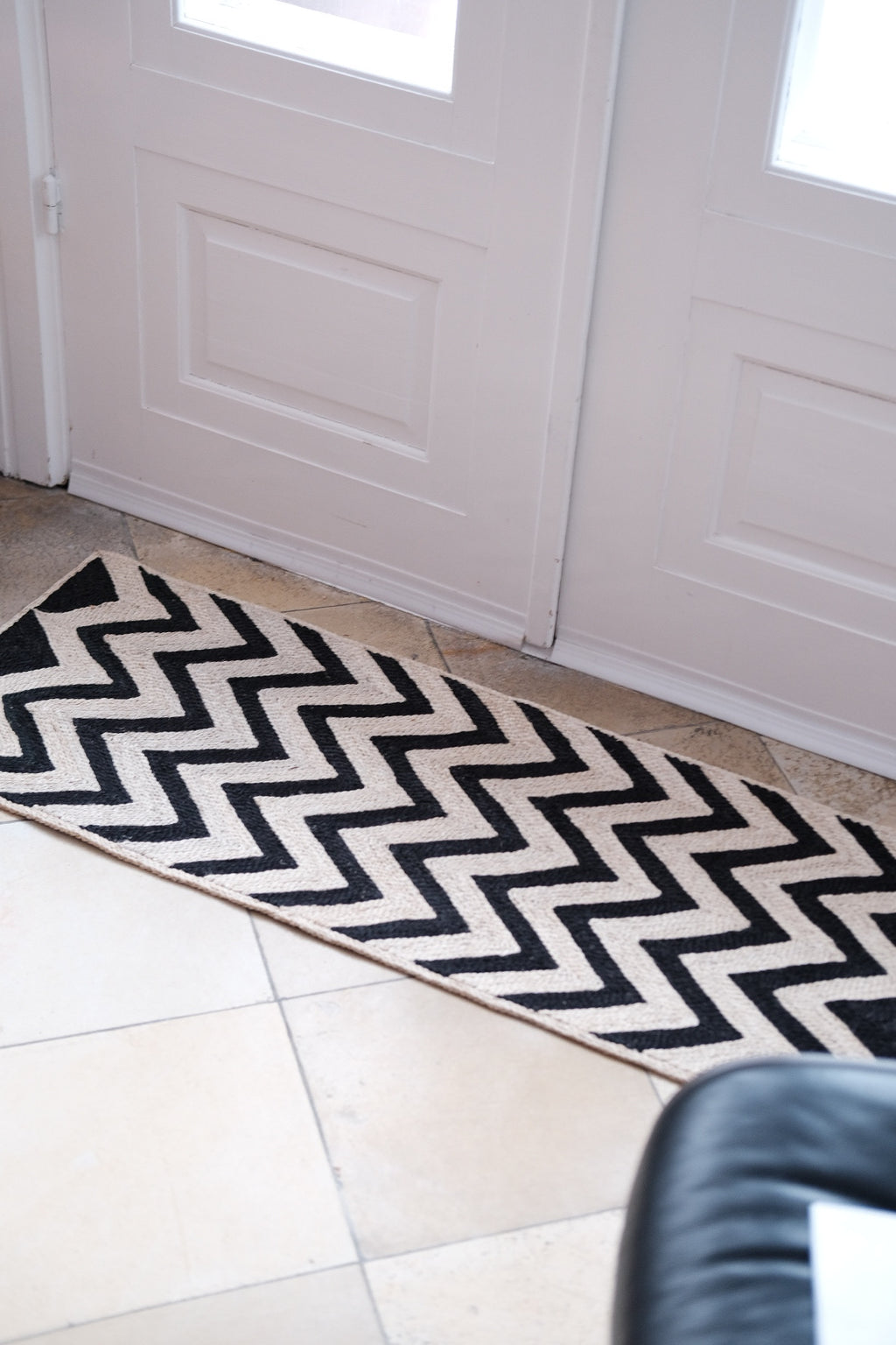 Sort Maison Bengal gulvtæppe med chevron-mønster, 46 x 120 cm, blødt og dekorativt gulvmåtte til hjemmet