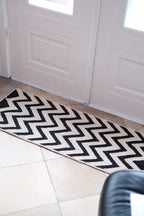 Sort Maison Bengal gulvtæppe med chevron-mønster, 46 x 120 cm, blødt og dekorativt gulvmåtte til hjemmet