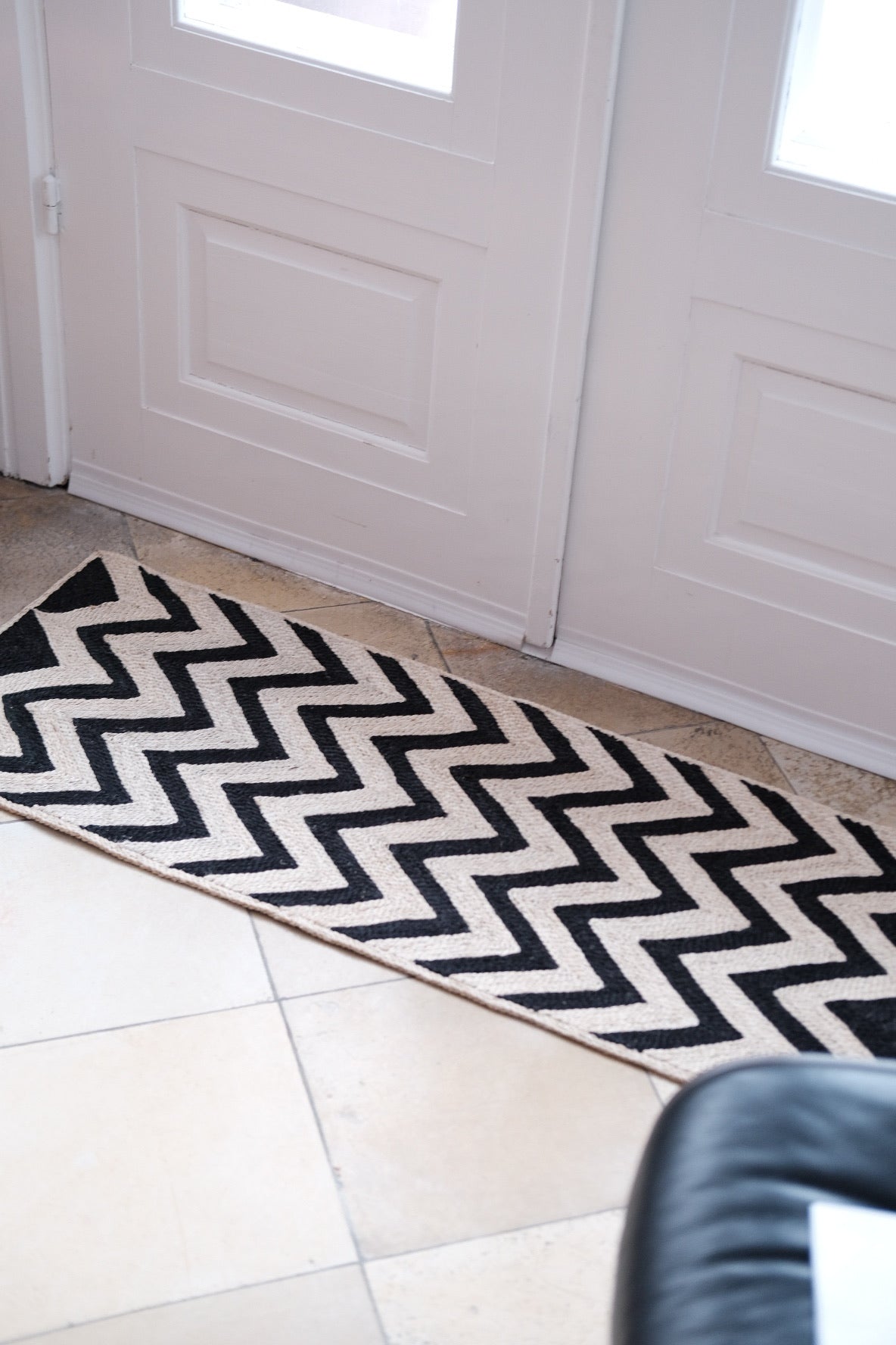 Sort Maison Bengal gulvtæppe med chevron-mønster, 46 x 120 cm, blødt og dekorativt gulvmåtte til hjemmet