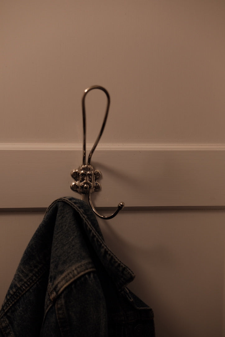 DORA KNAGER Lang Dobbeltkrog with chrome finish, wall-mounted hook for hanging items, close-up view of the double hook design.