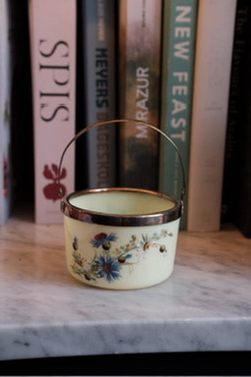 Vintage DORA VINTAGE sukkerskål in kornblomst pattern with delicate floral design and elegant glass finish.