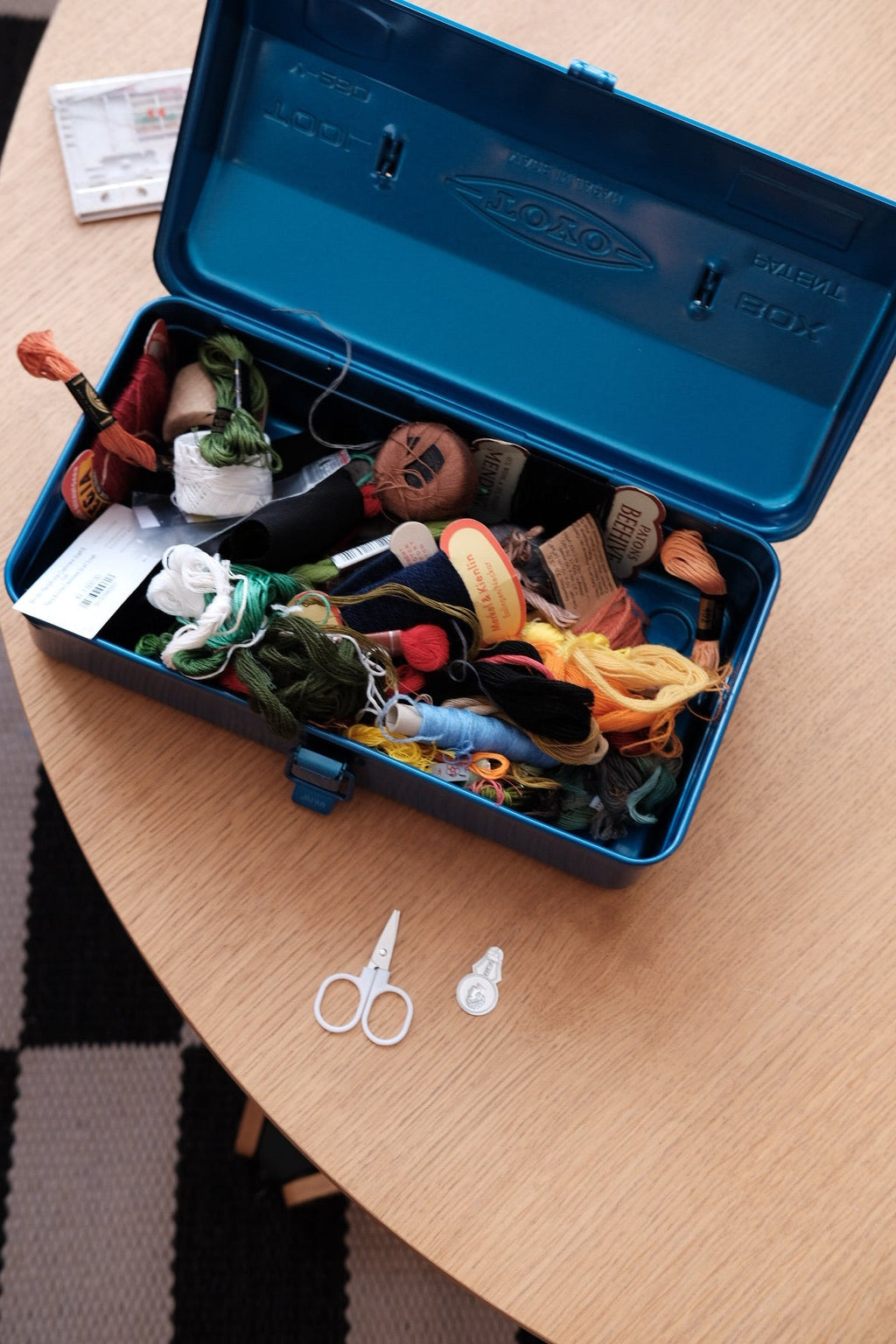 Blue Toyo Steel Co. Ltd storage box, Opbevaringskasse Y 280, made of durable plastic, with a secure lid and handle for easy transport.