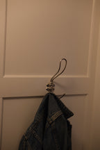 DORA KNAGER Lang Dobbeltkrog with chrome finish, wall-mounted coat hook featuring two hooks for hanging items.