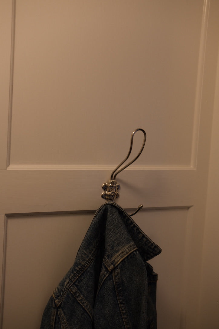 DORA KNAGER Lang Dobbeltkrog in chrome finish, wall-mounted hook with two hooks for hanging items, close-up view.