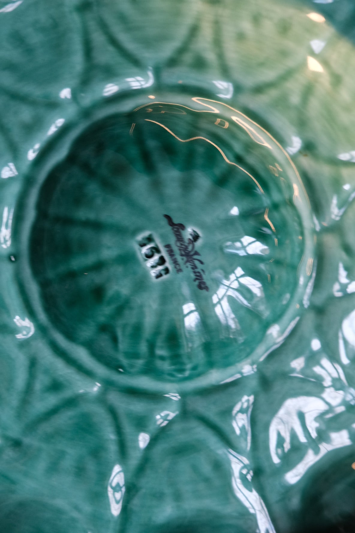 Vintage Sarreguemines green Østersfad featuring an intricate fish design. Perfect for serving seafood dishes.