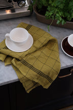 Hvid kop og underkop fra ACME Classic Medium, keramisk kop med matchende underkop, elegant og funktionel design