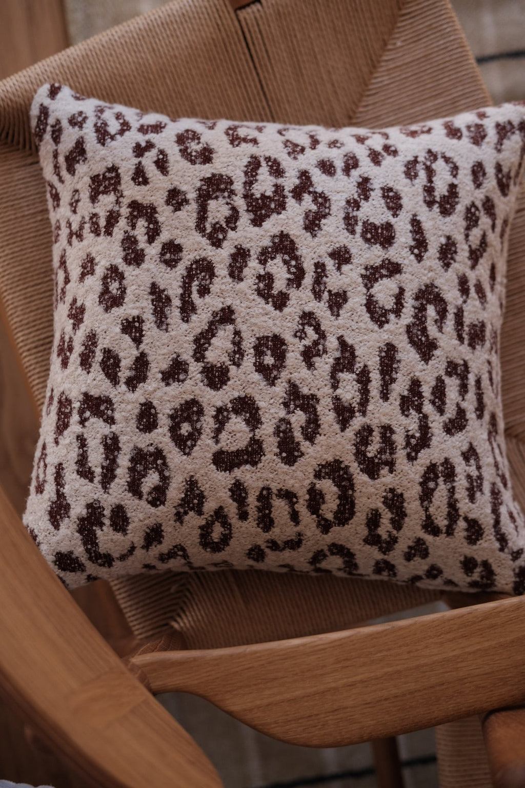 Eksklusiv DORA leopard uldpude i mellemstørrelse, hvid og bordeaux, blød og dekorativ pude i elegant design.