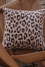 Eksklusiv DORA leopard uldpude i mellemstørrelse, hvid og bordeaux, blød og dekorativ pude i elegant design.
