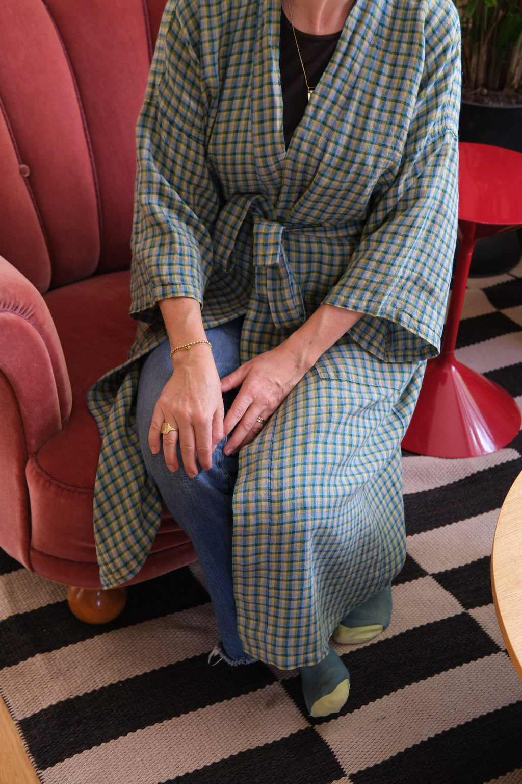 Grøn kimono med ternet mønster fra Linge Particulier, blød og let, vist på model i afslappet stil.