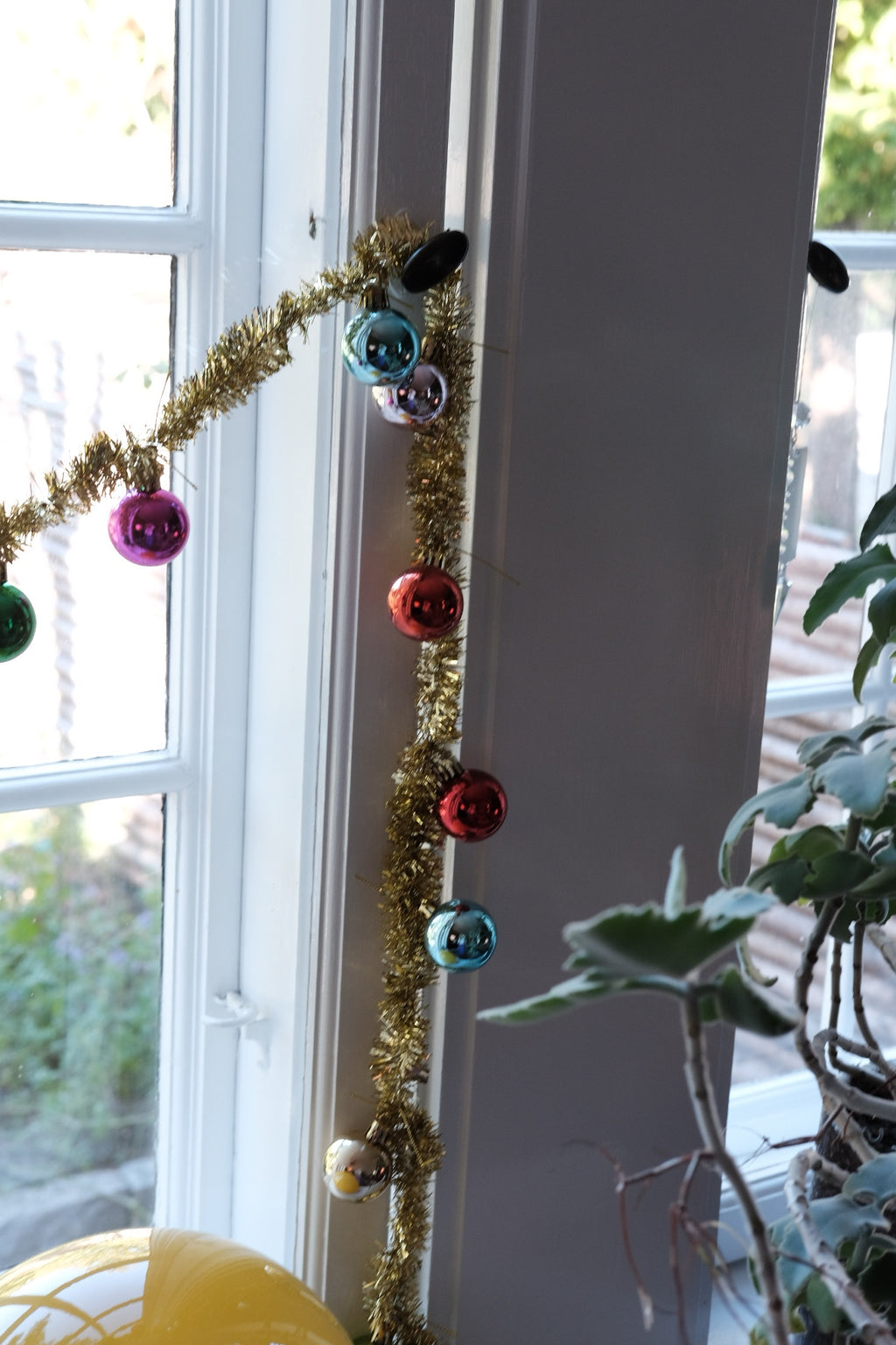 Julepynt • Guirlande • Lametta • Guld med Multi Julekugler • DORA