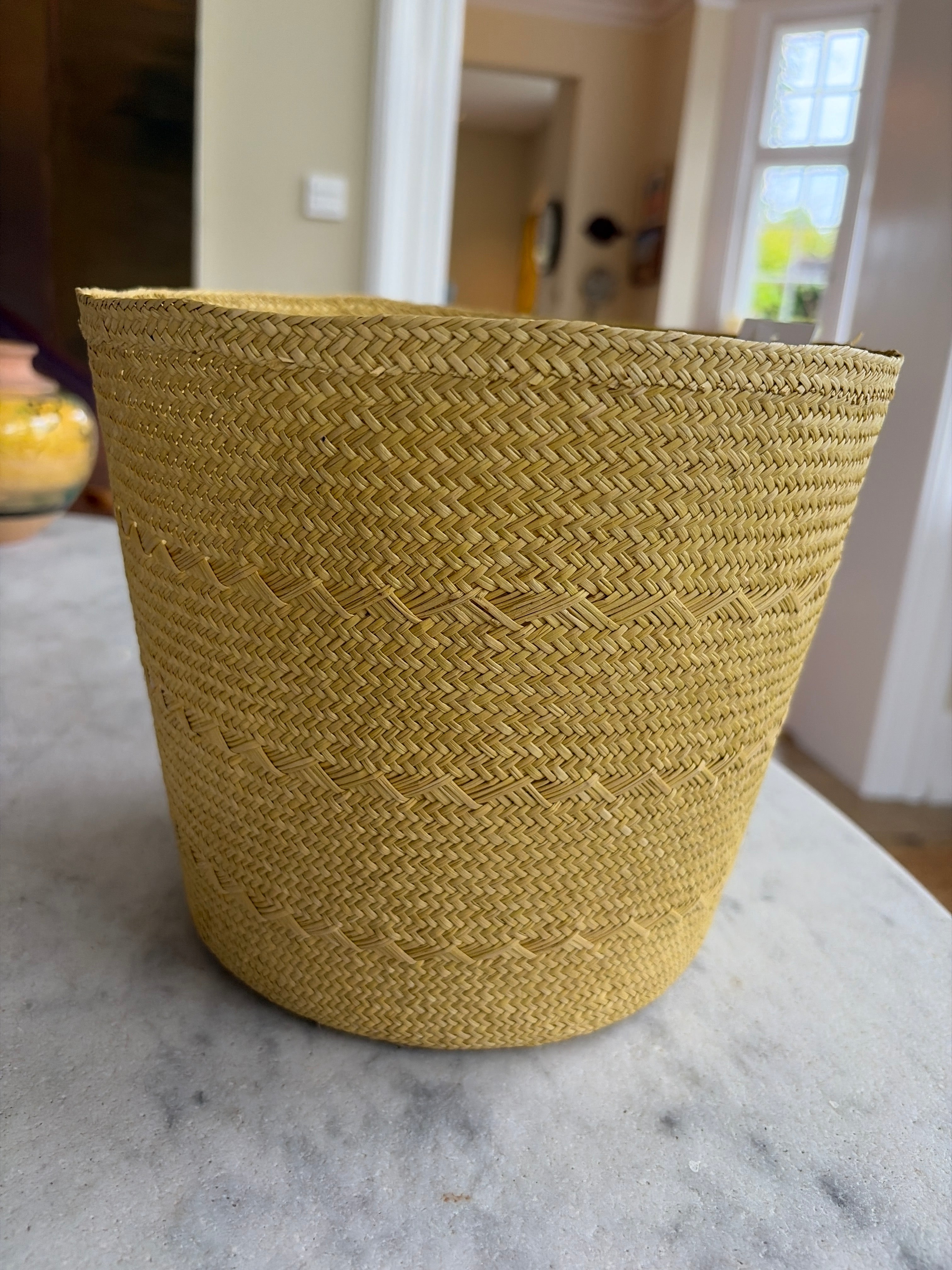 Braided basket in Iraca palm leaves • Medium • Lime with pattern