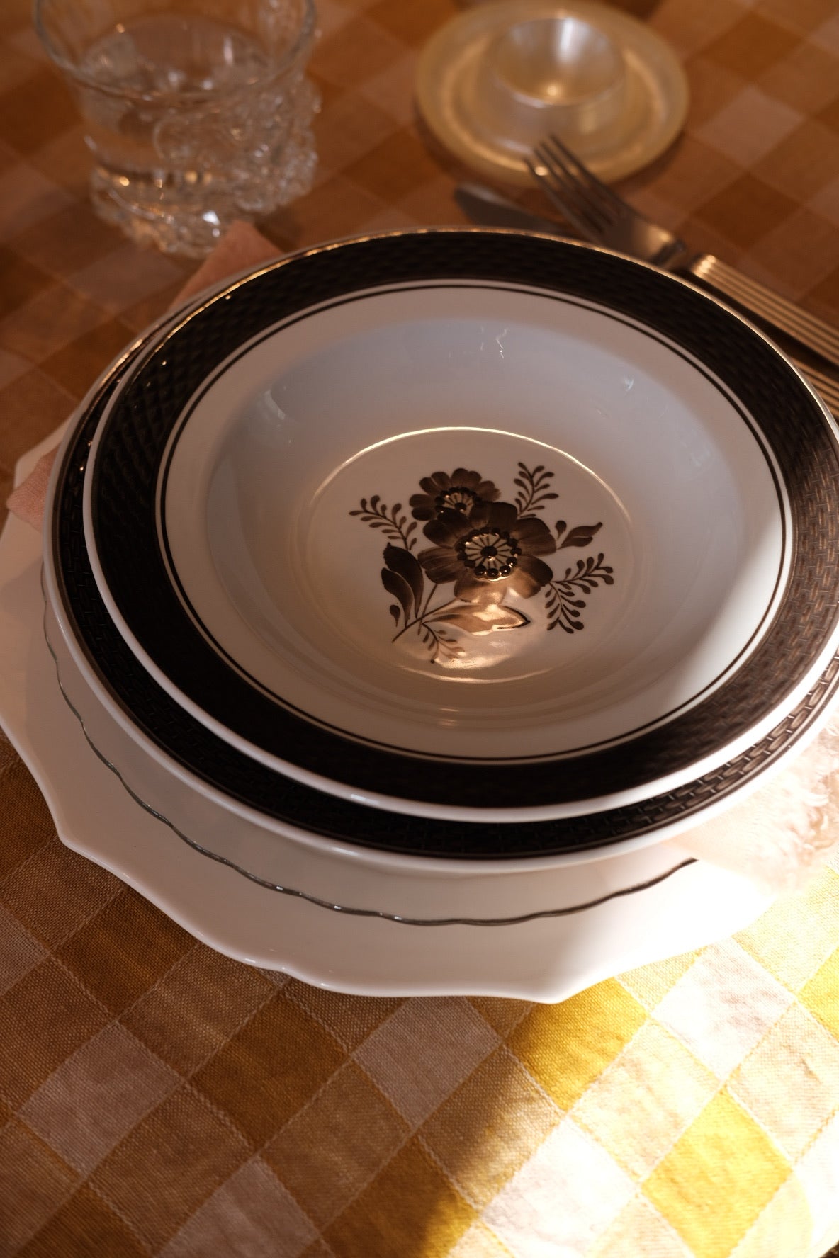 Vintage Royal Copenhagen 'Brun Morgenfrue' tallerken featuring intricate floral design and elegant porcelain finish.