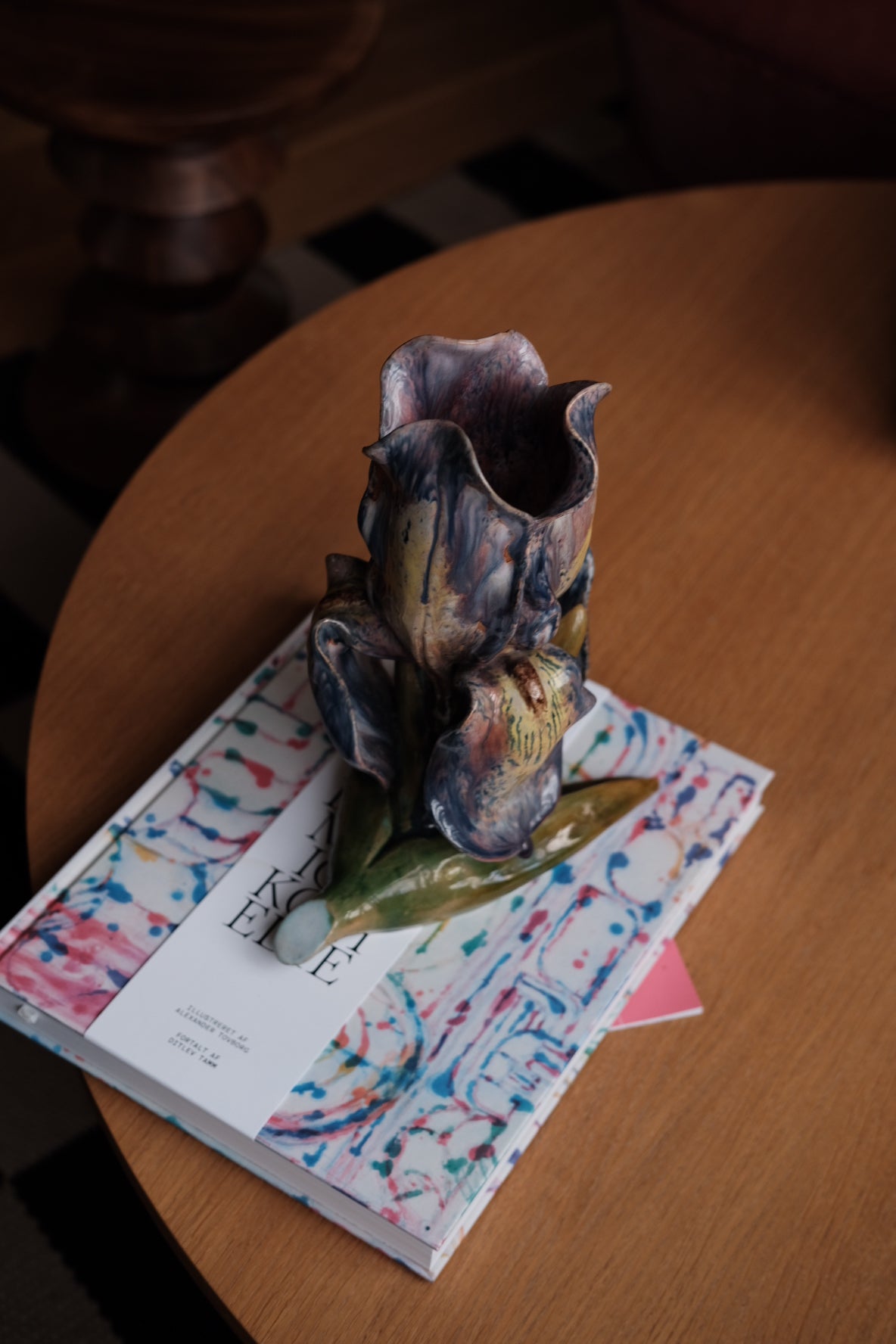 Vintage Höganäs Iris keramik vase fra DORA VINTAGE med blomstermønster og unik form.