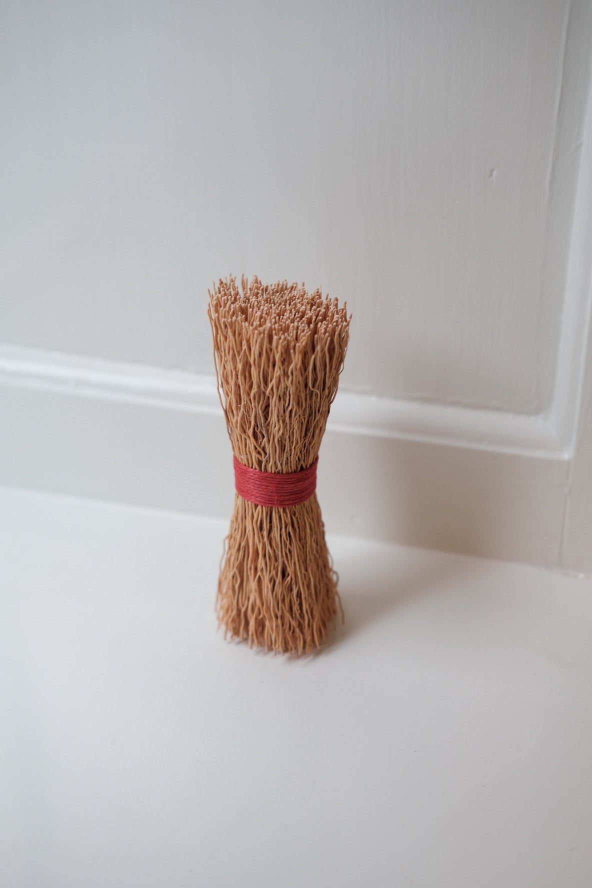 Red Iris Hantverk dish brush with wooden handle and firm bristles for effective kitchen cleaning.