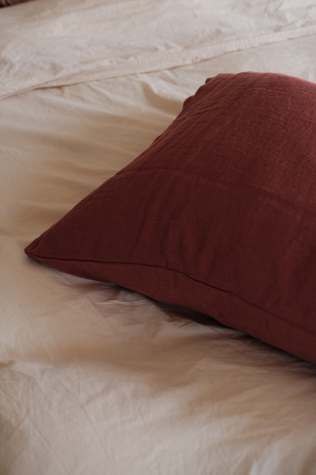 Linge Particulier Pudevår hør pillow in Brique color, 50x70 cm, soft linen fabric with textured weave.