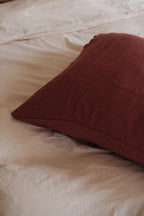 Linge Particulier Pudevår hør pillow in Brique color, 50x70 cm, soft linen fabric with textured weave.