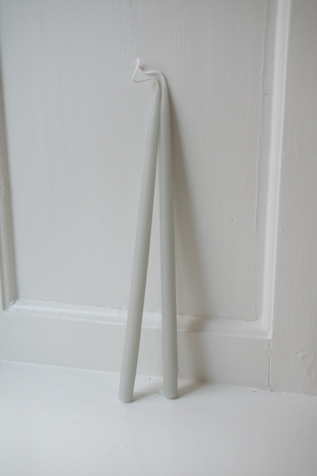 Fire hånddyppede stearinlys fra Kunstindustrien, 28 cm, 4 stk, teel. Naturlige, smukke lys med blød glød.