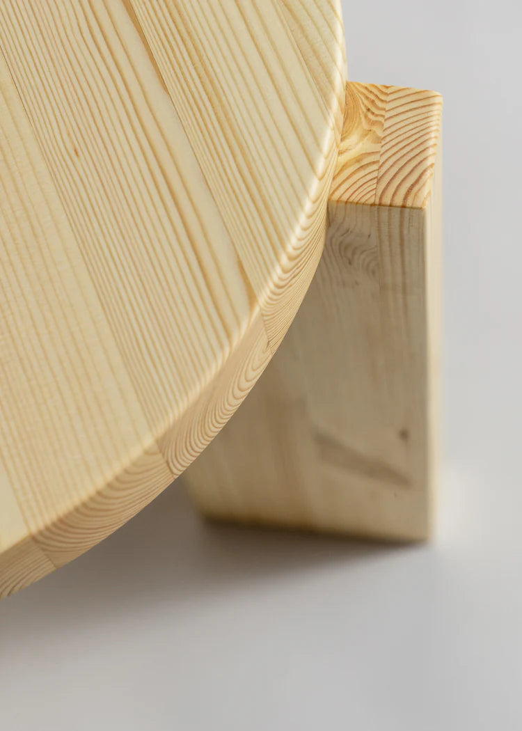 Finsk fyrretræs DORA 001 Stool fra Vaarnii designet af Fredrik Paulsen, enkel og funktionel træmøbel til hjemmet.