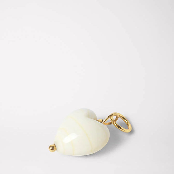 Hjerteformet vedhæng i elfenbensfarvet Murano-glas til halskæde, smykke fra Akua Objects, elegant og håndlavet design