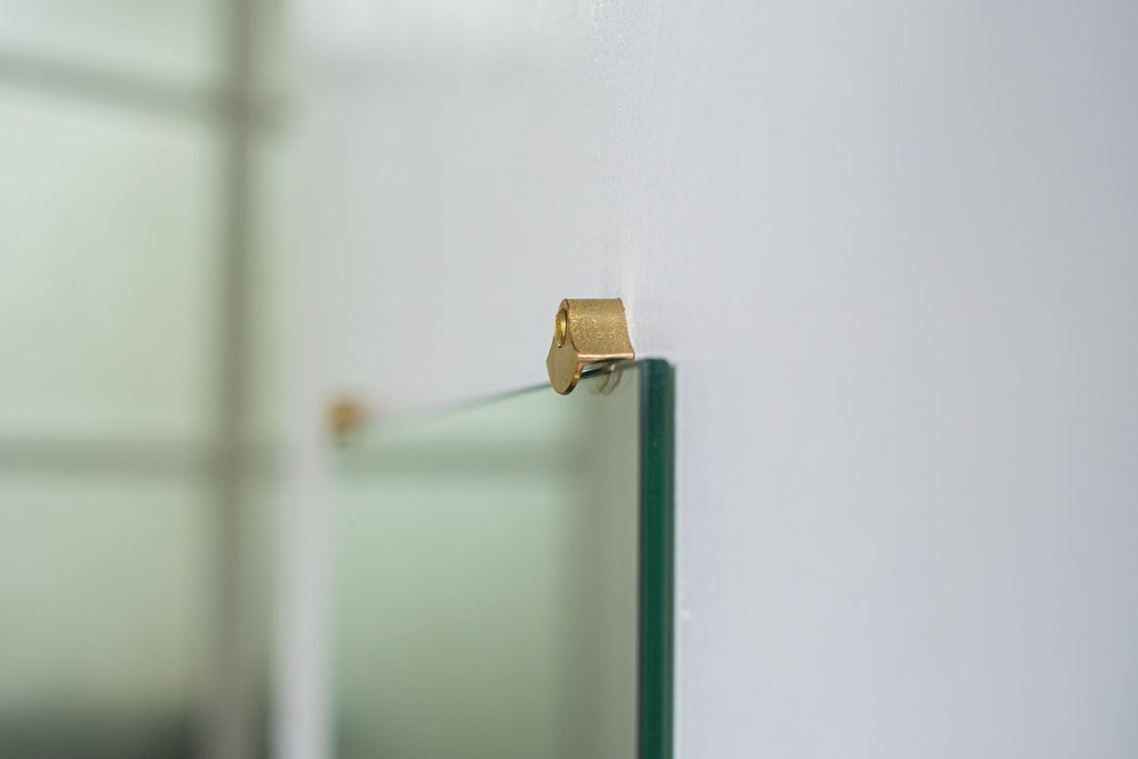 Håndlavet messing spejlophæng af Oji Masanori til spejl, japansk design, elegant og detaljeret, fra Oji & Design