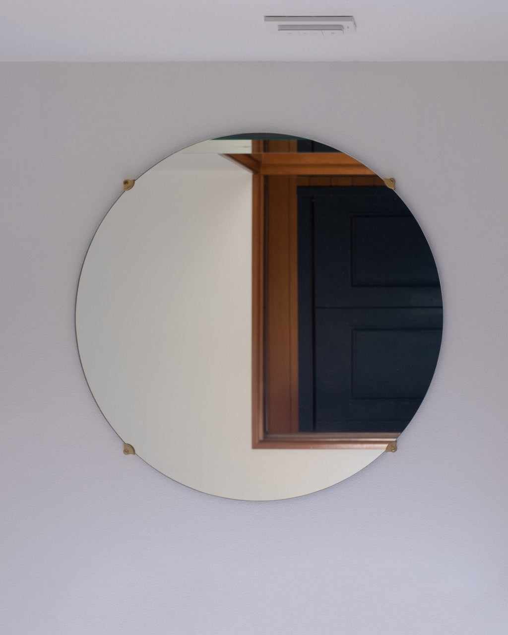 Håndlavet messing spejlophæng fra Oji Masanori, Japan, til spejl med elegant, minimalist design og naturlig finish.