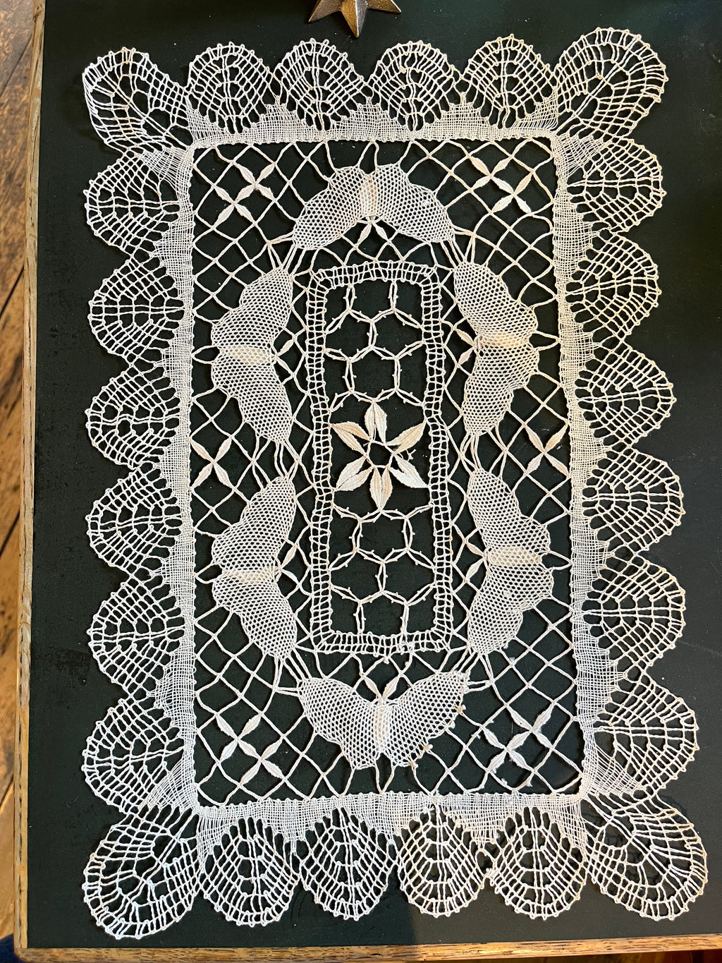 Dækkeserviet • Kniplet • Sommerfugl • Creme