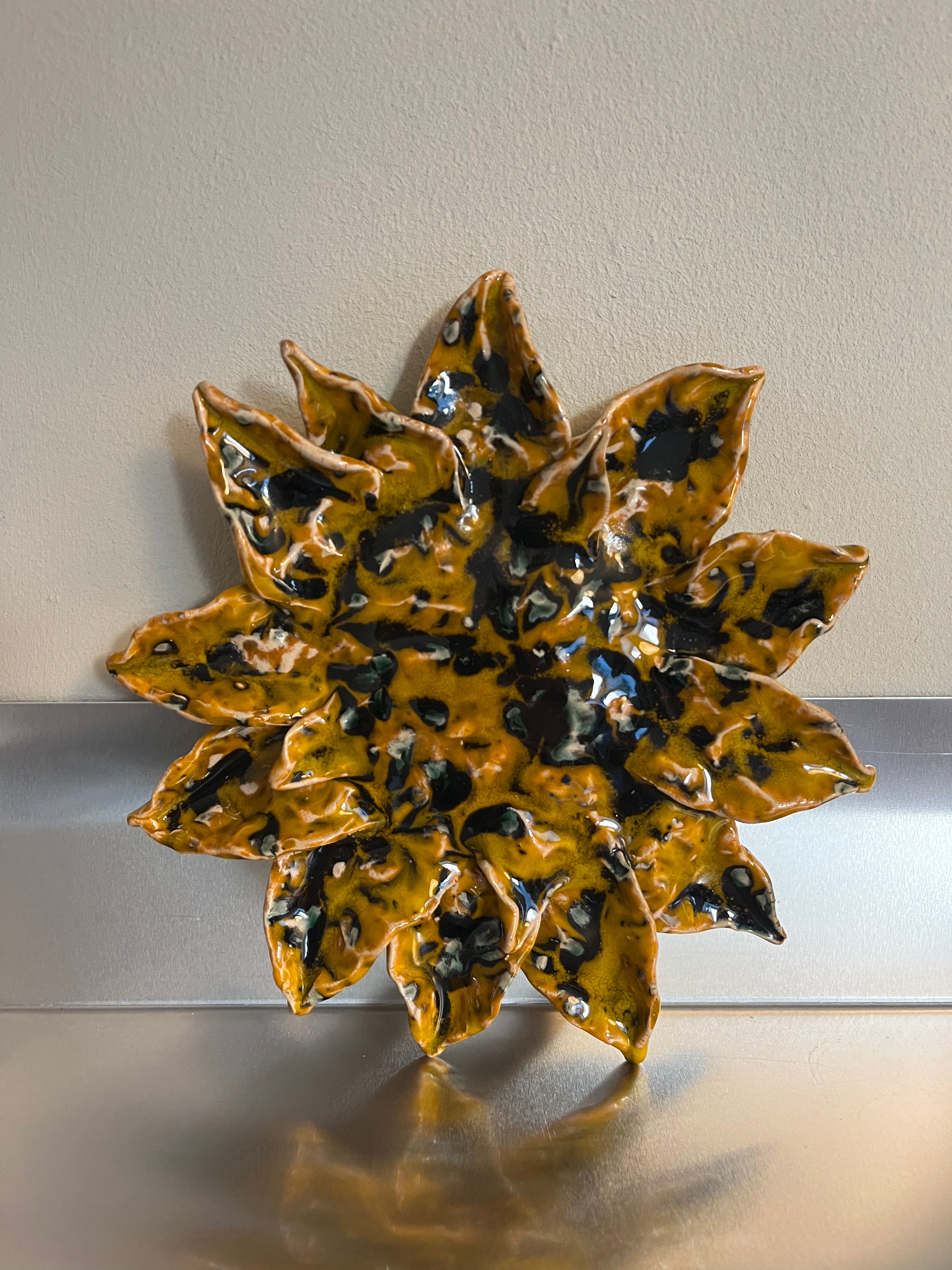 Håndlavet solsikke dekoration af Emilie Holm Atelier, nummer 05, naturtro blomsterobjekt med detaljeret design.