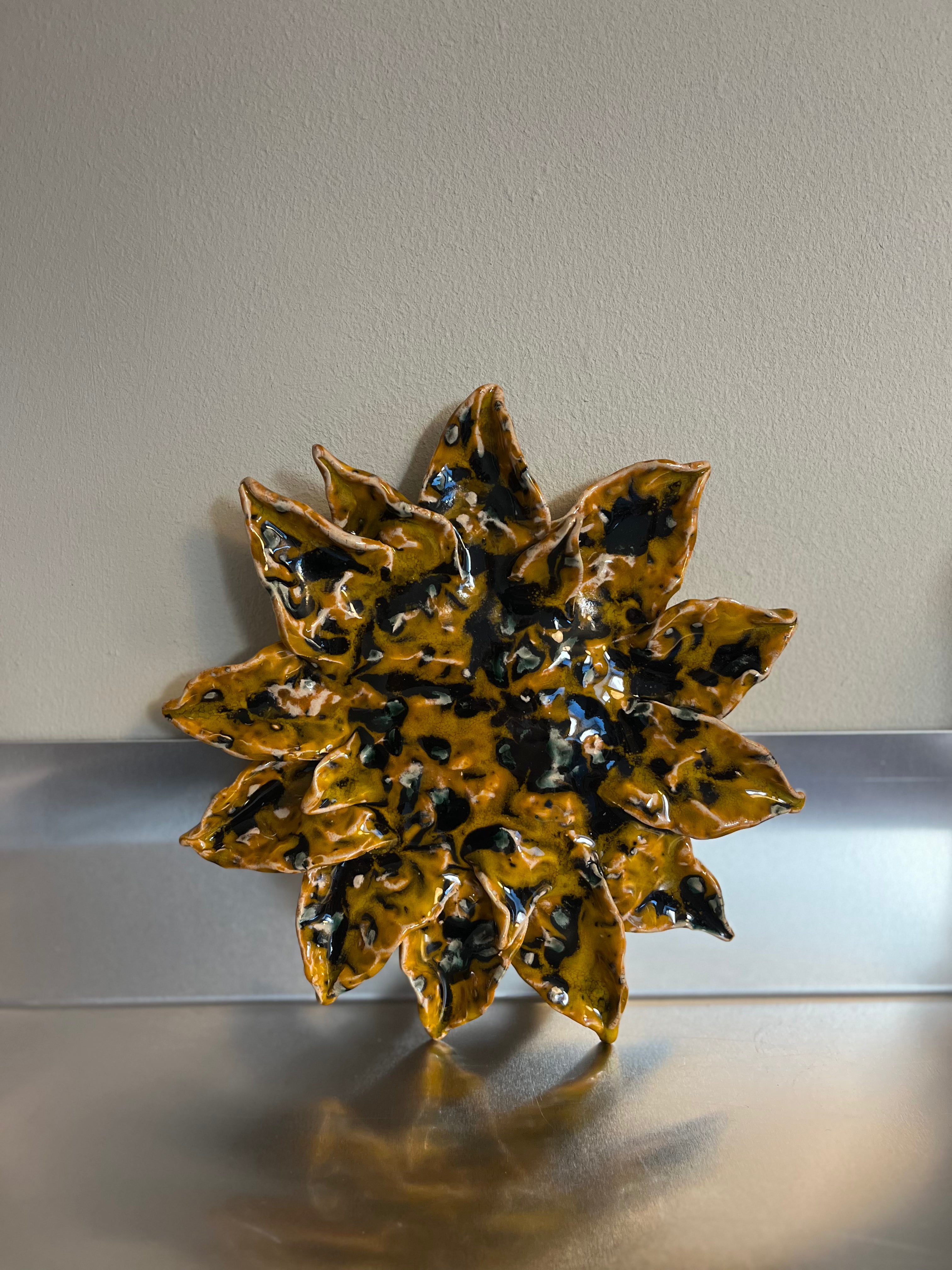 Håndlavet solsikkedekoration fra Emilie Holm Atelier, nummer 05, som et kunstnerisk objekt med detaljerede blomster.