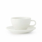 Hvid kop og underkop fra ACME Classic Medium, keramisk kaffekop med matchende underkop, elegant og funktionel.