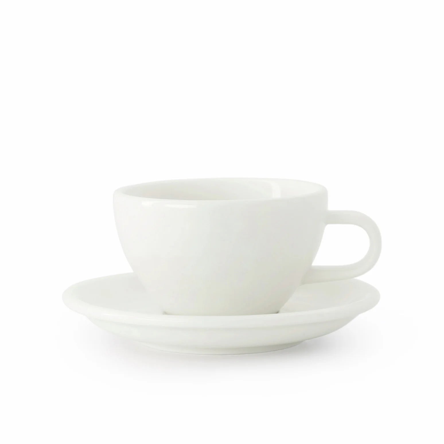 Hvid kop og underkop fra ACME Classic Medium, keramisk kaffekop med matchende underkop, elegant og funktionel.