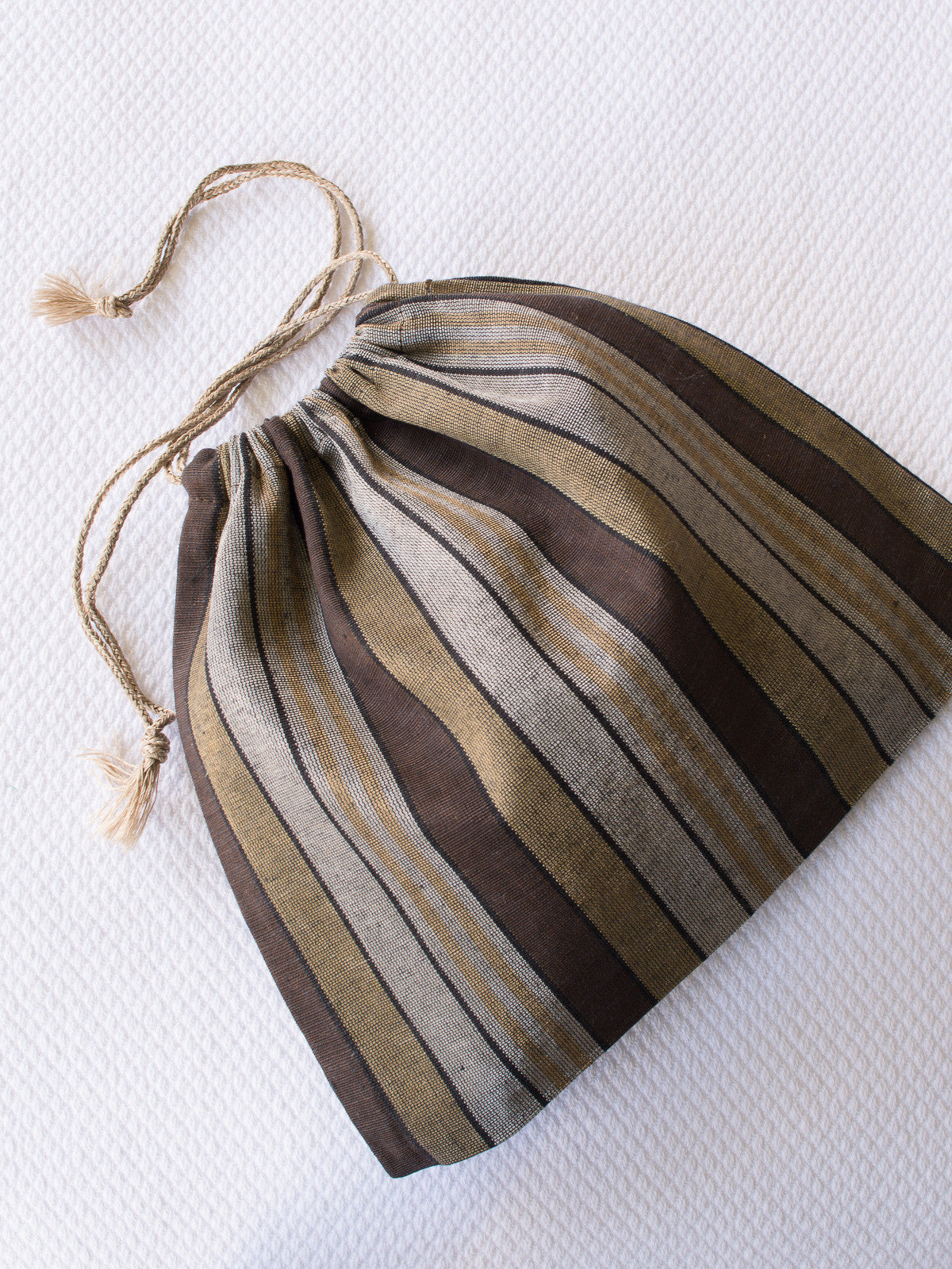 Ottomania snørepose med brune, beige og grå striber, 19 × 22 cm