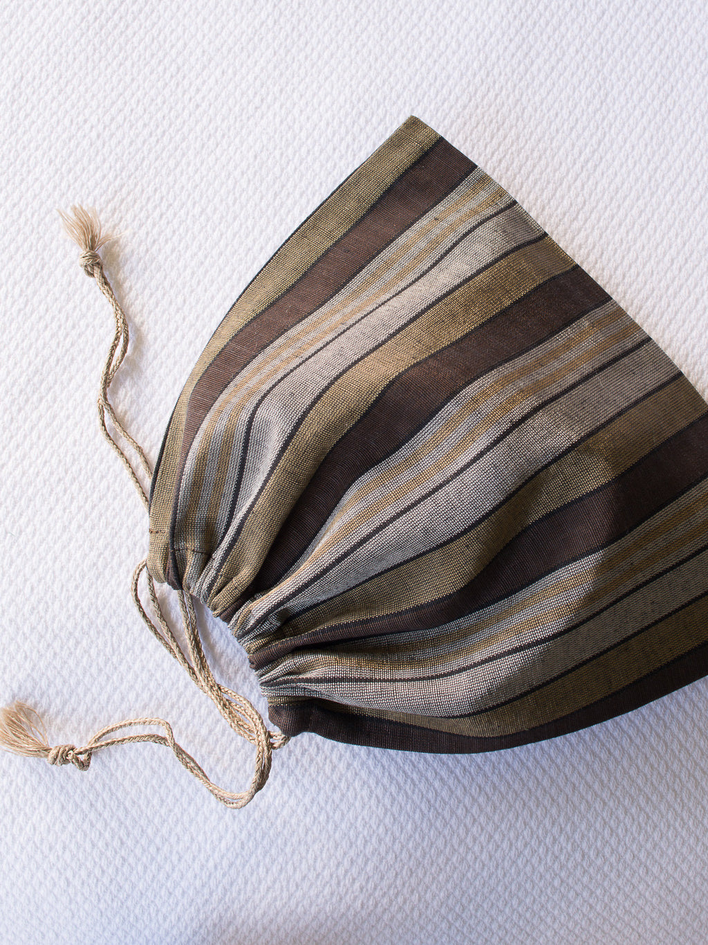 Detalje af snøre og stribet stof på Ottomania pouch nr. 10 GR