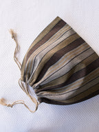 Detalje af snøre og stribet stof på Ottomania pouch nr. 10 GR