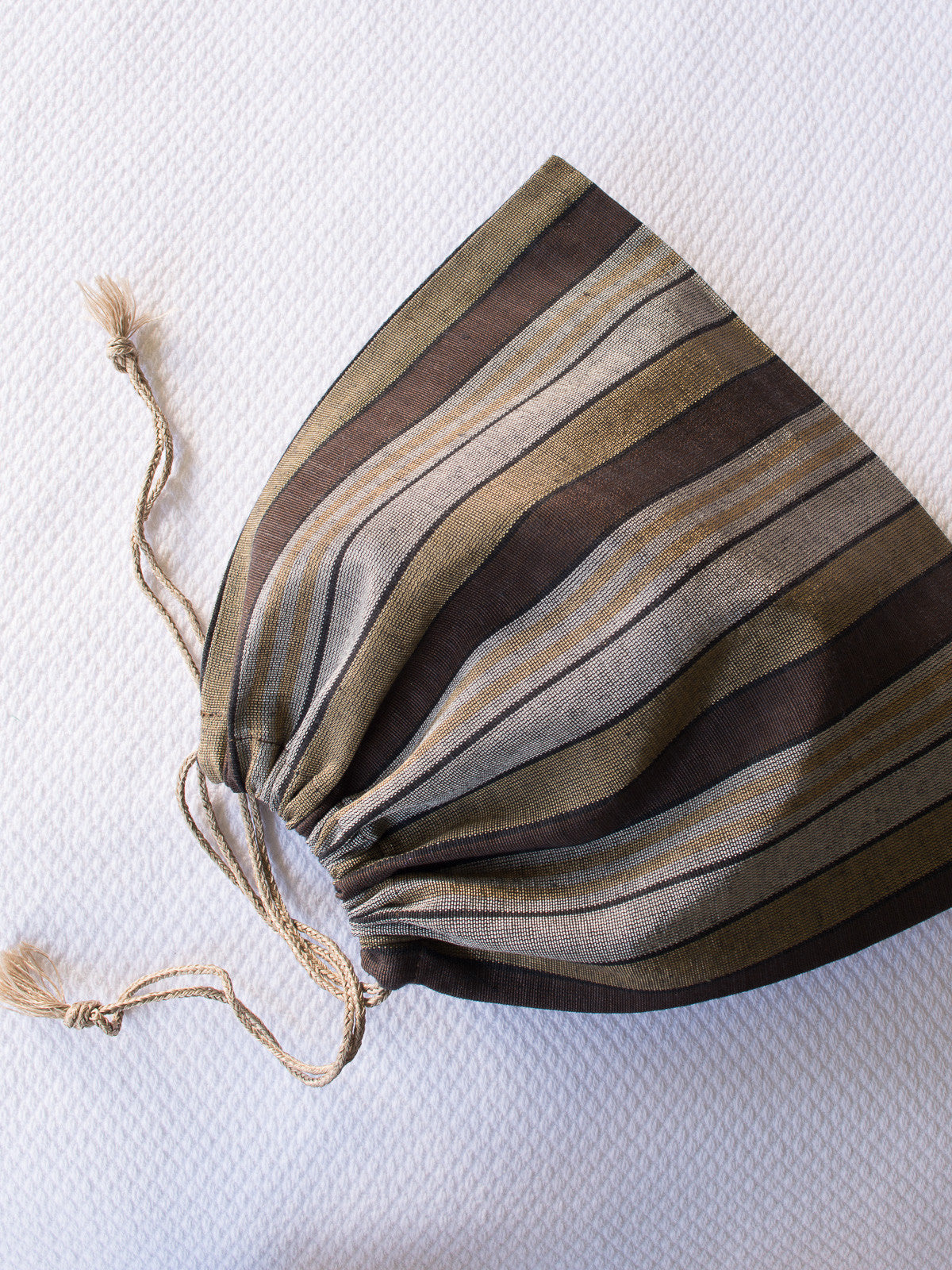 Detalje af snøre og stribet stof på Ottomania pouch nr. 10 GR
