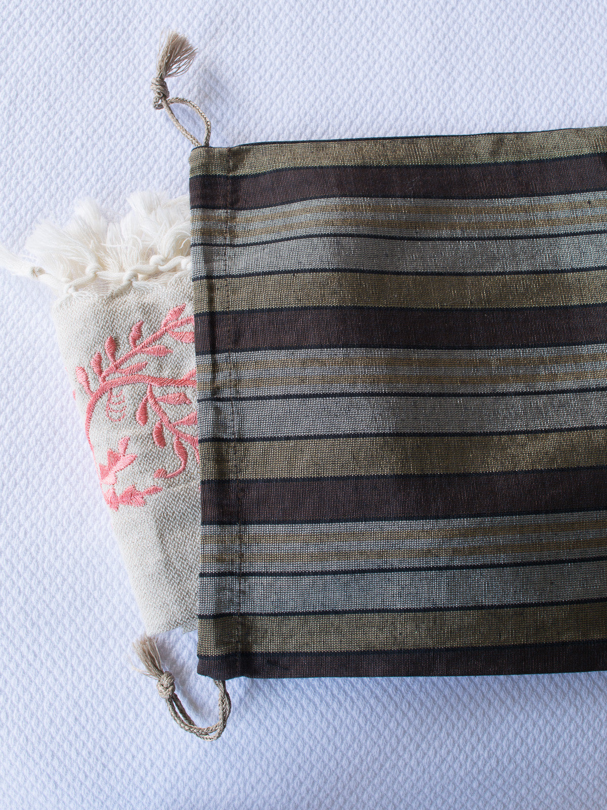 Ottomania pouch nr. 10 GR i brun, beige og grå, vist fladt