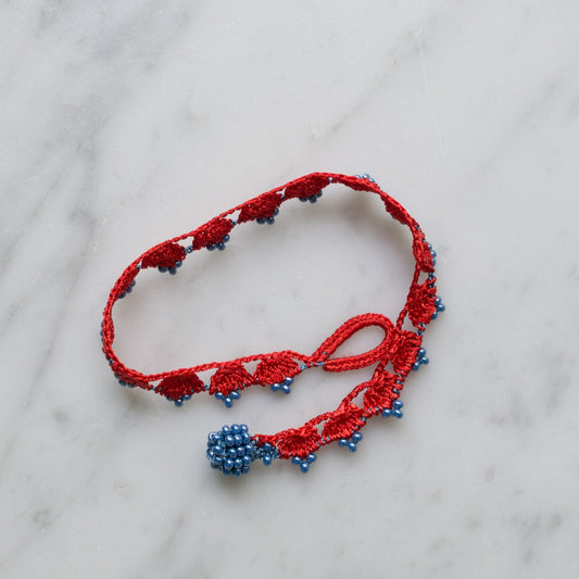 Kniplet Armbånd • Crown • Rød med blå perler