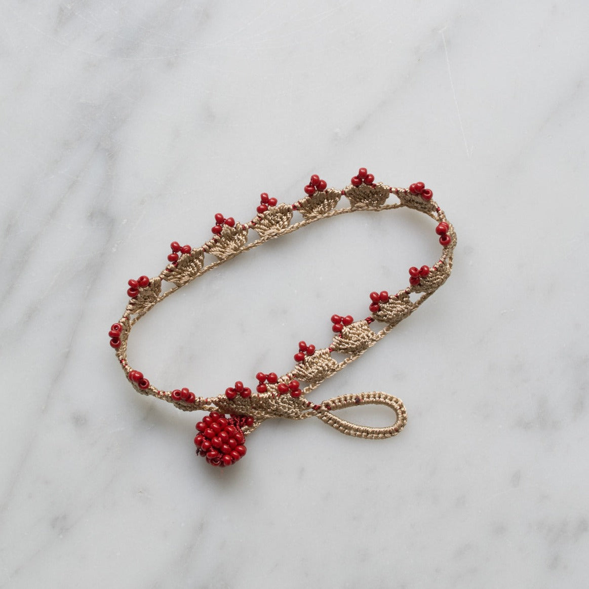 Kniplet Armbånd • Crown • Lysebrun med rød perler