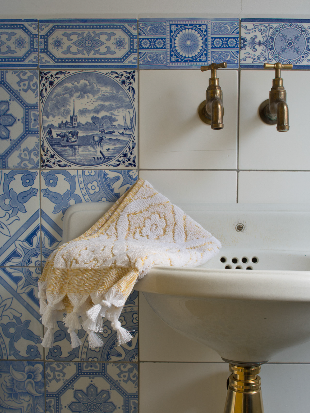 Yellow DORA hand towel measuring 50x30 cm, soft and absorbent, shown laid flat with textured fabric visible