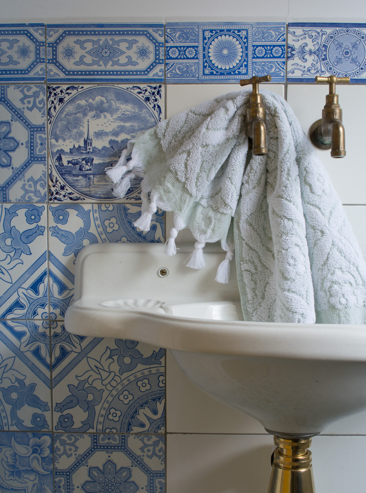 Green DORA hand towel, 50x30 cm, made of soft fabric, displayed folded with textured surface and vibrant color.