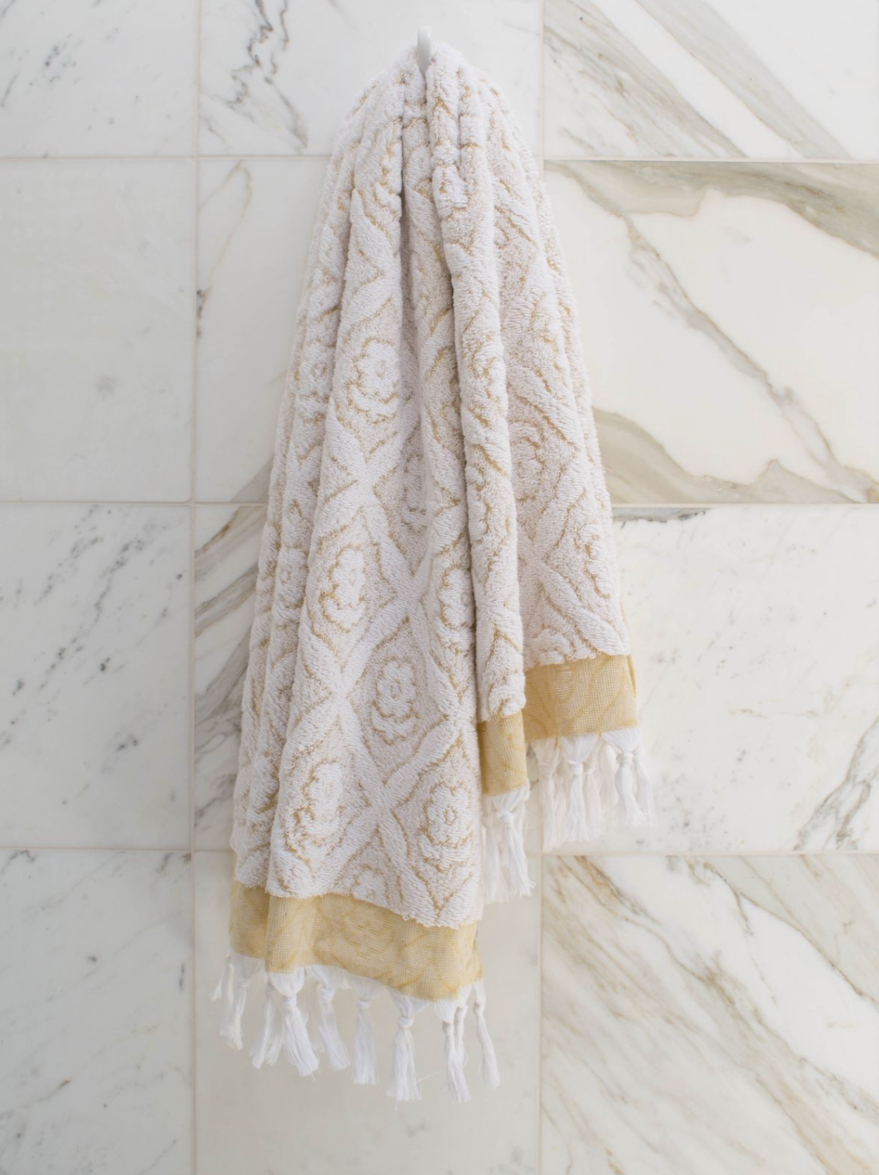 Yellow DORA hand towel measuring 140x70 cm, soft and absorbent, displayed on a clean, neutral background.