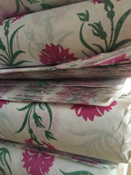 DORA gavepapir med pink blomstermønster, 3 ark, dekorativt gavepapir til gaveindpakning, viser pink blomster på hvid baggrund