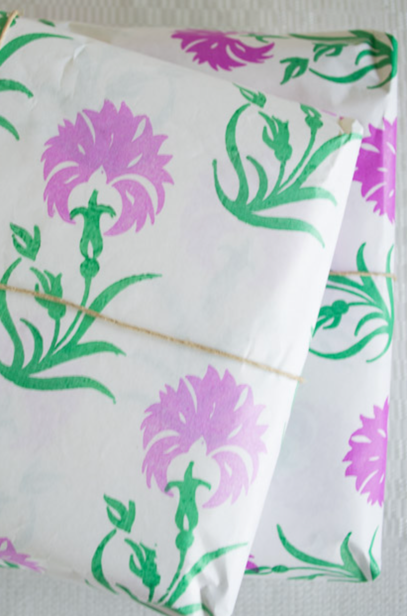 Pink blomster gavepapir fra DORA med 3 ark, smukt design til gaveindpakning, sender ikke.