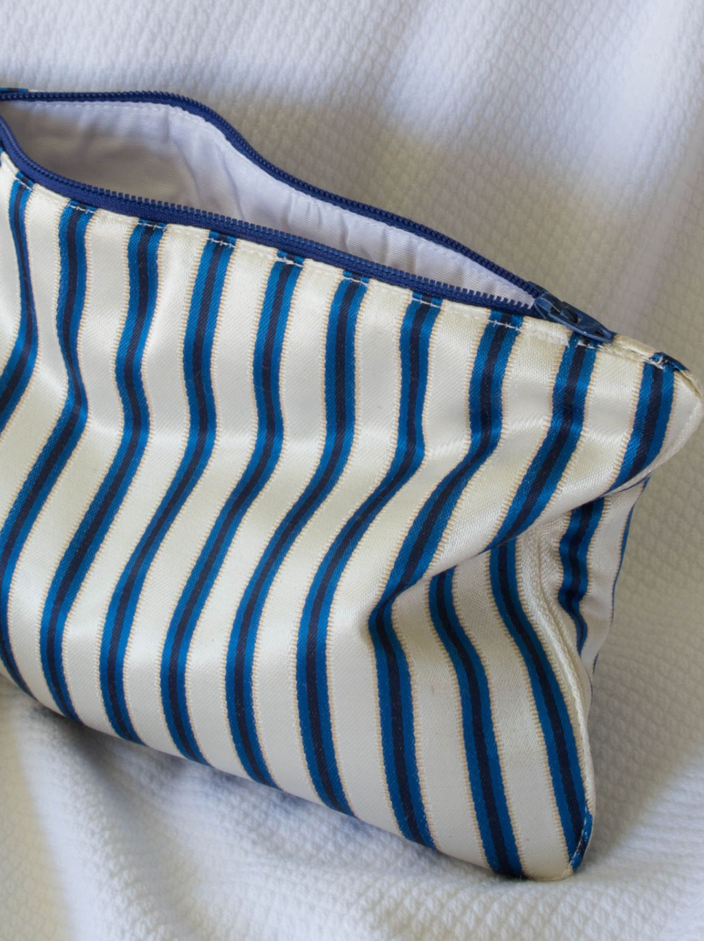 Blue and cream medium DORA toilettaske with zipper closure, featuring a compact design ideal for travel essentials.