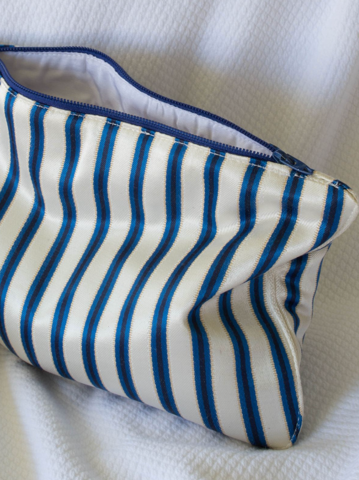 Blue and cream medium DORA toilettaske with zipper closure, featuring a compact design ideal for travel essentials.