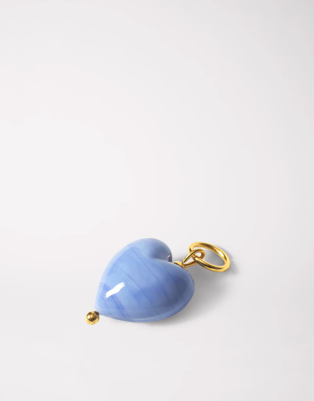 Lyseblåt Murano-hjertevedhæng til halskæde fra Akua Objects, smykke med elegant, rund form og glansfuld overflade.